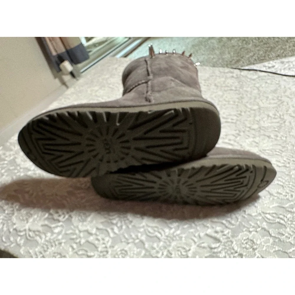 UGG each pair